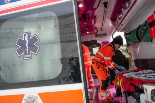 Bimba di tre anni muore investita dalla madre in retromarcia: comunità in lutto