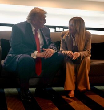 Trump snobba Meloni: “Mi ha implorato di fare una foto con lei, mi ha fatto pena”