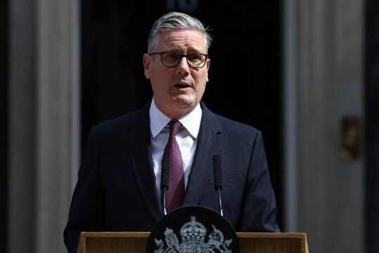Gran Bretagna, il Primo Ministro Starmer si dimette da capo del governo e leader di partito