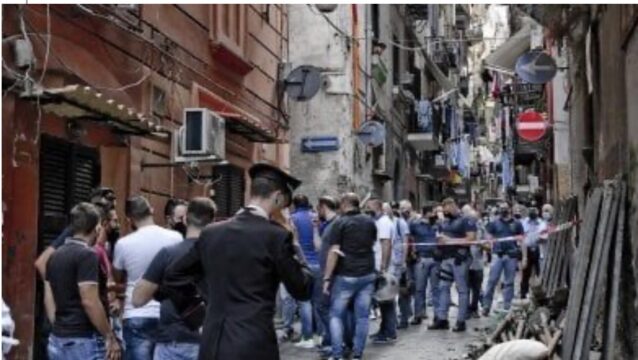 Spari a seguito di una lite in centro a Napoli, kalashnikov tra la folla: tre arresti