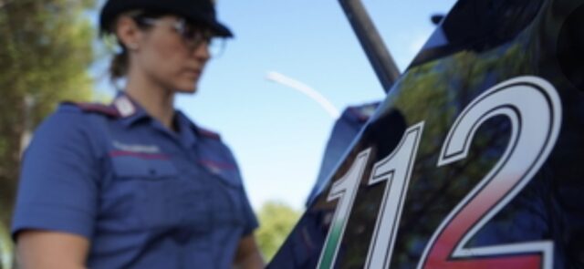 Segregata in casa per cinque giorni dal compagno: liberata dai carabinieri, lui osservava il blitz tra i curiosi