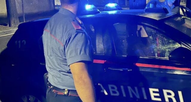Tramortisce il padre e gli dà fuoco: morto un 73enne, fermato il figlio