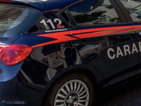 Tenta di soffocare la madre con un cuscino per una bolletta non pagata: arrestato 33enne