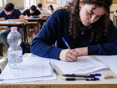 Maturità 2026, al via la prima prova: da Pavese a Brancati, ecco tutte le tracce del tema di italiano