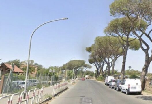 Omicidio all’alba in un bar, 35enne accoltellato a morte: caccia al killer