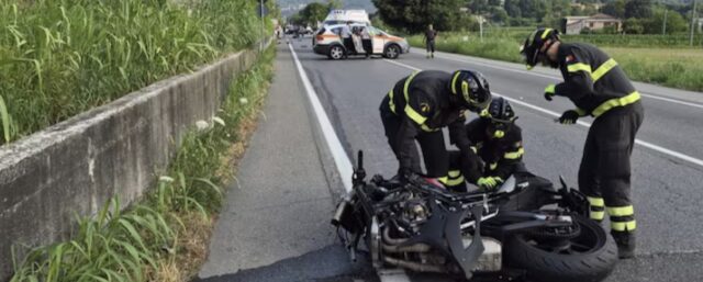 Motociclista muore nello schianto con un furgone: tragedia sulla strada