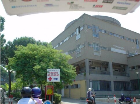 Aggredisce due operatori sanitari in pronto soccorso dopo essere stato medicato: un Oss finisce in ospedale