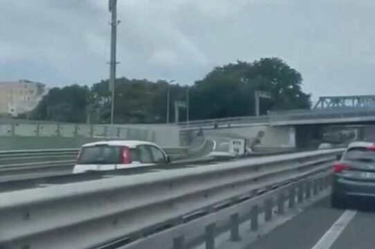 Suora contromano in autostrada: automobilisti nel panico, poi la spiegazione agli agenti