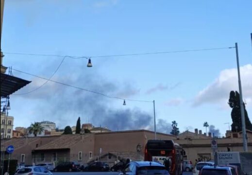 Incendio in un vivaio: alta colonna di fumo visibile a chilometri di distanza