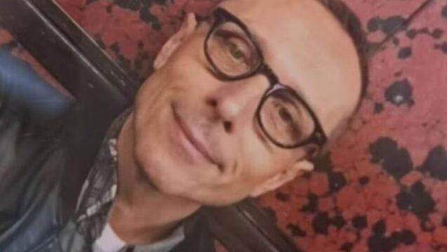 Massacrato in casa con numerosi colpi al volto: giallo sulla morte di un interprete sessantenne