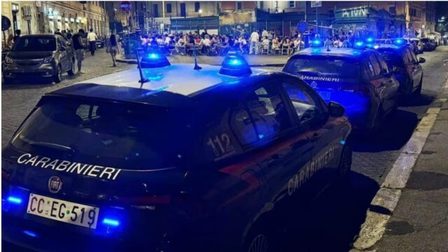 Rifiuta di dare una sigaretta e viene aggredito: denunciato un 17enne
