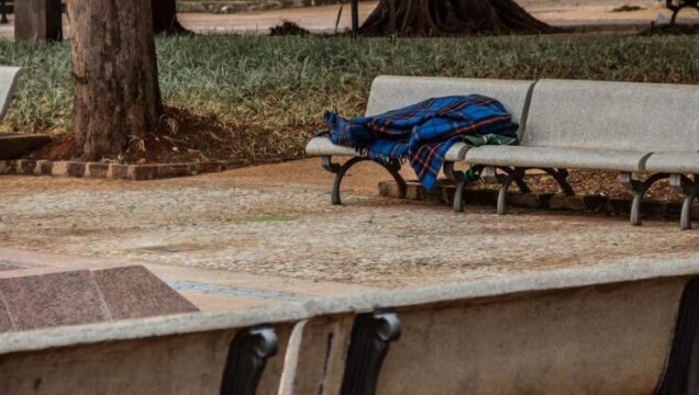 Trovato senza vita su una panchina: la tragedia riaccende l’allarme sulle persone più fragili