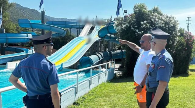 Palpeggia e molesta quattro 13enni in piscina: arrestato un 23enne