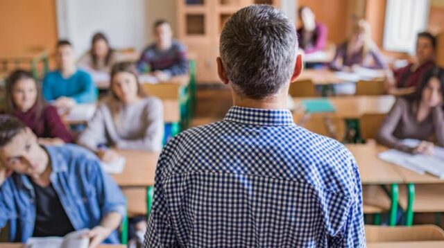 Molestie sulle studentesse al liceo, indagato un professore: sospeso da scuola con braccialetto elettronico