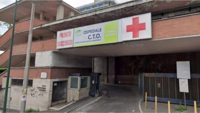 Giovane accoltellato durante un presunto tentativo di rapina: indagini in corso