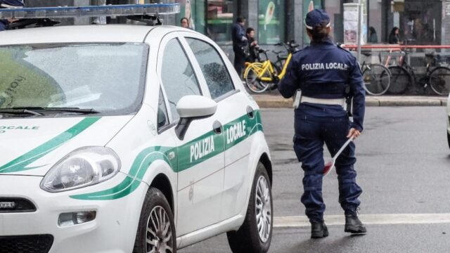 Aggrediscono 3 persone in 5 ore e rubano collane d’oro e una fede: arrestata banda di 20enni