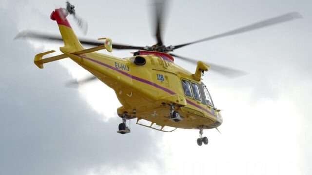 Auto travolge un gruppo di pedoni: morta una ragazza di 17 anni, quattro feriti gravi