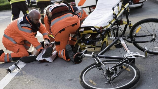 Impatto devastante con un mezzo pesante: ciclista muore sul colpo