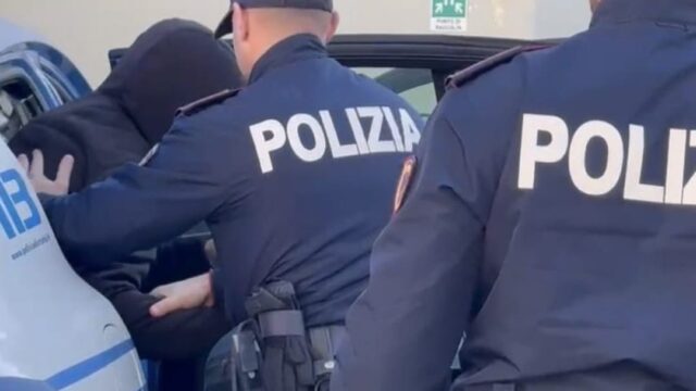 Aggredita e molestata in pieno giorno in piazza, 30enne salvata da un passante