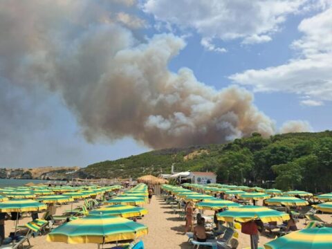 Gravi incendi al Centro-Sud: chiuso parte del Raccordo Anulare, evacuate spiagge e abitazioni