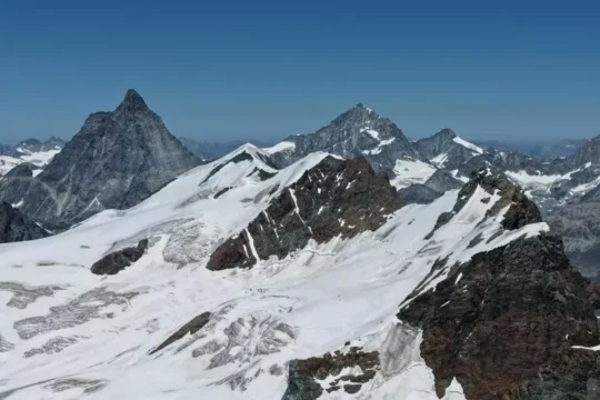 Alpinista precipita durante la discesa in corda doppia: morto a 4mila metri di quota