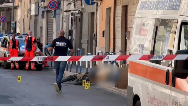 Un operaio di 40 anni è stato ucciso con quattro colpi di pistola, mentre era in bicicletta