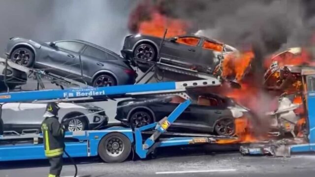 Paura in autostrada, camion prende fuoco: otto vetture divorate dalle fiamme