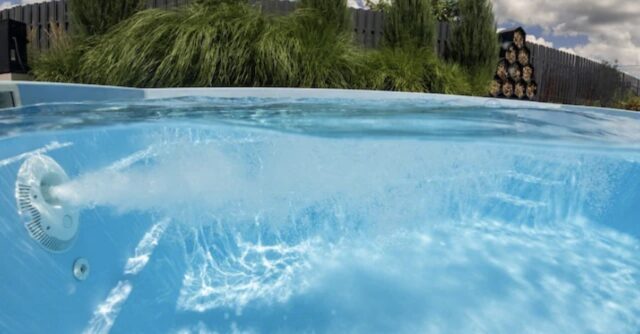 Annega nella piscina di un albergo, morto turista di 26 anni: il corpo trovato dalla madre, indagini in corso