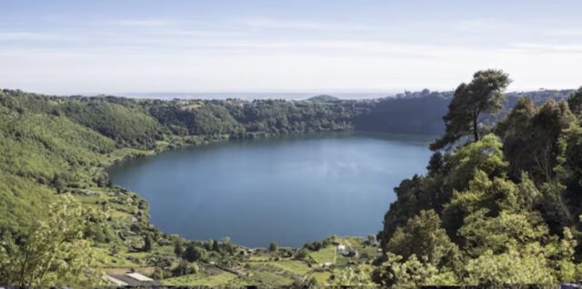 Cade da un albero al lago, un ramo le si conficca nell’addome: 37enne in gravi condizioni