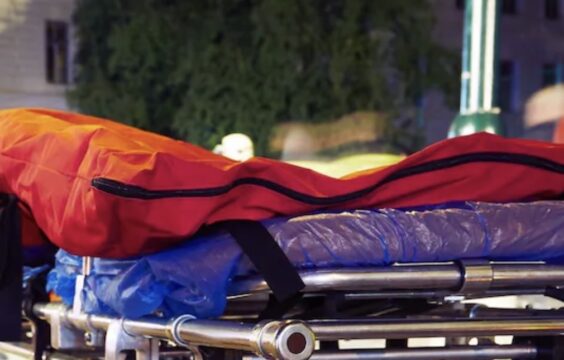 Cadavere di una donna trovato in strada, il corpo era in avanzato stato di decomposizione