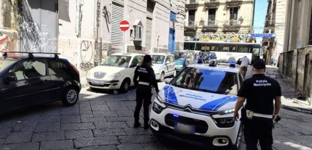 Strappa la collana a una turista, sputa alla nipote 14enne e picchia un vigile: arrestato 27enne