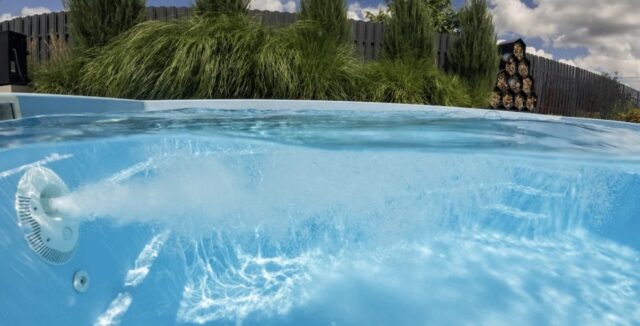 Morta 11enne in piscina, indagati i titolari dello stabilimento: verifiche anche su un cartello mancante
