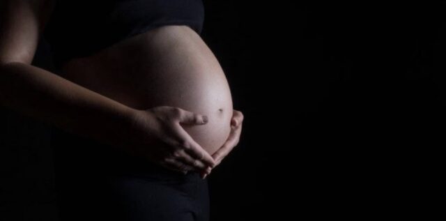 Picchiata e costretta a prostituirsi mentre è incinta, 20enne fugge e chiede aiuto: arrestato il marito