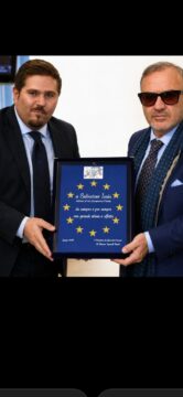 Salvatore Isaia premiato per il suo impegno nel settore sanitario
