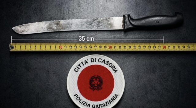 Tenta di pugnalare i passanti con un coltello di 35 centimetri, poi assale la Polizia Locale: bloccato
