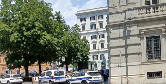 Inciampa in strada e muore davanti alla moglie: disposta l’autopsia, indagini sulle cause del decesso