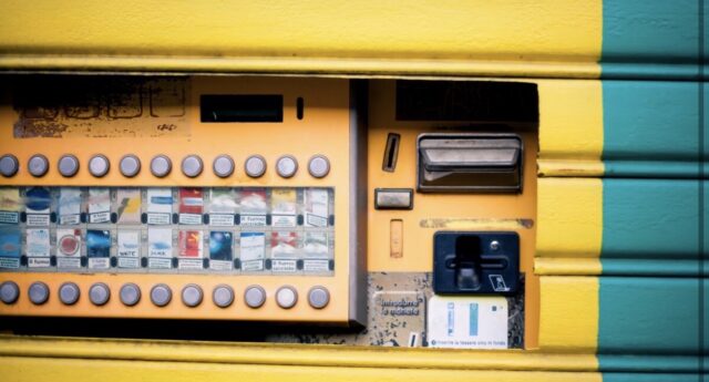 Sorpreso mentre tenta di forzare la gettoniera di un distributore automatico: arrestato un 39enne