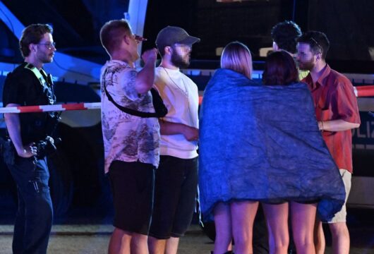 Furgone sulla folla al corteo Lgbtq+: donna uccisa e 16 feriti. Assassino in fuga
