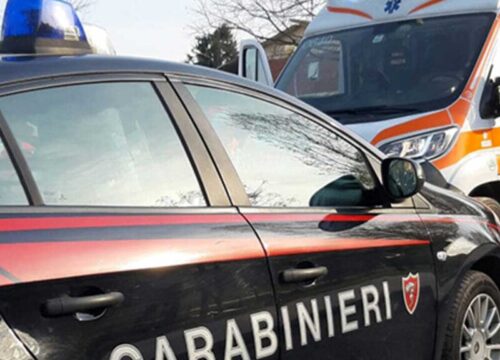 Colpisce la moglie a bottigliate davanti al figlio 12enne: la donna è in fin di vita