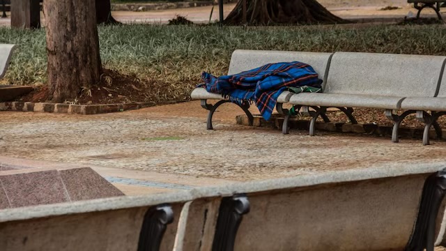 Senzatetto morto in strada a causa del caldo, la comunità gli organizza le esequie: “Vorremmo almeno dargli degna sepoltura”