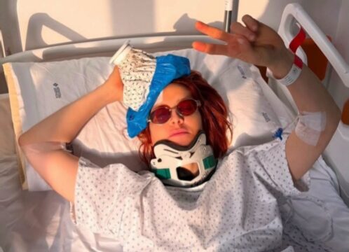 Noemi cade dal palco durante un concerto in Abruzzo: la cantante finisce in ospedale per accertamenti
