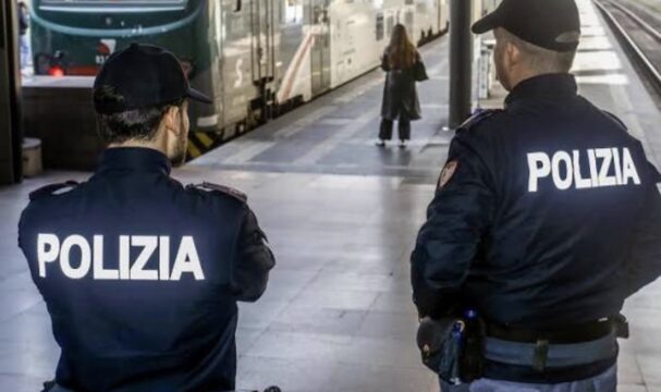 Intervenuto per difendere un amico, viene aggredito con un cacciavite: morto dopo 8 giorni di agonia