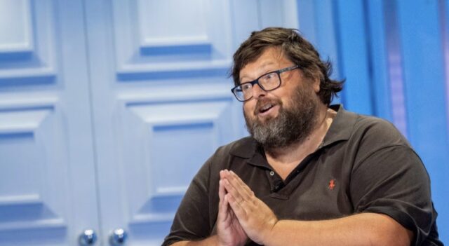 Mario Adinolfi arrestato: accuse di truffa ed evasione fiscale per le ‘scommesse collettive’