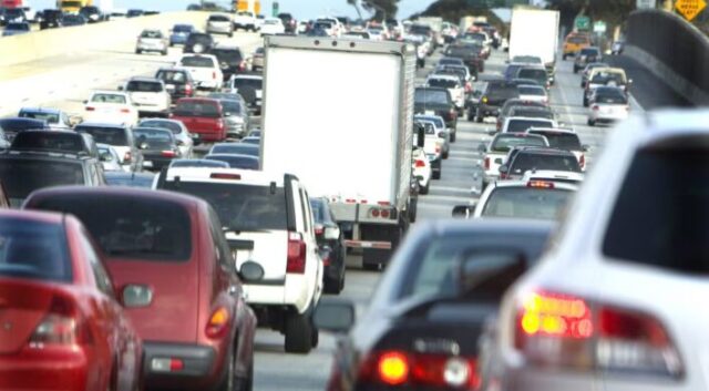 Tir si ribalta in autostrada: camionista muore travolto dal carico