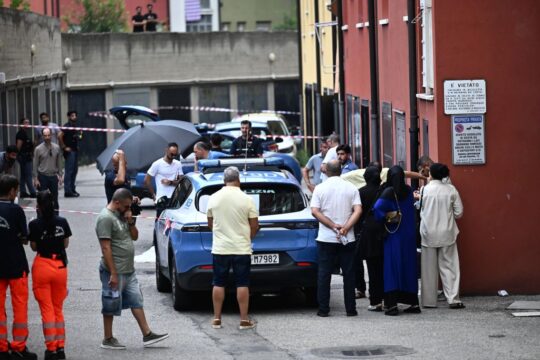 Un uomo di 43 anni ammanettato, muore durante un controllo di polizia