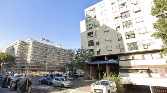 Donna trovata morta ai piedi di un palazzo: indagini in corso per chiarire la dinamica