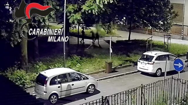 Aggrediscono un 30enne con un machete: due 17enni finiscono in comunità