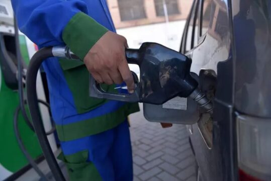 Carburanti, nuovi rincari: la benzina supera i 2 euro al litro in autostrada