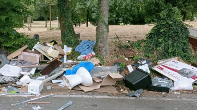 “Ogni volta che puliscono, il giorno dopo è tutto da capo”: l’emergenza rifiuti denunciata dai cittadini