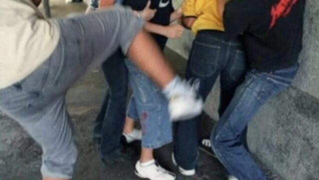 Un rimprovero a un bambino scatena la violenza: calci, pugni e sedie lanciate tra due famiglie